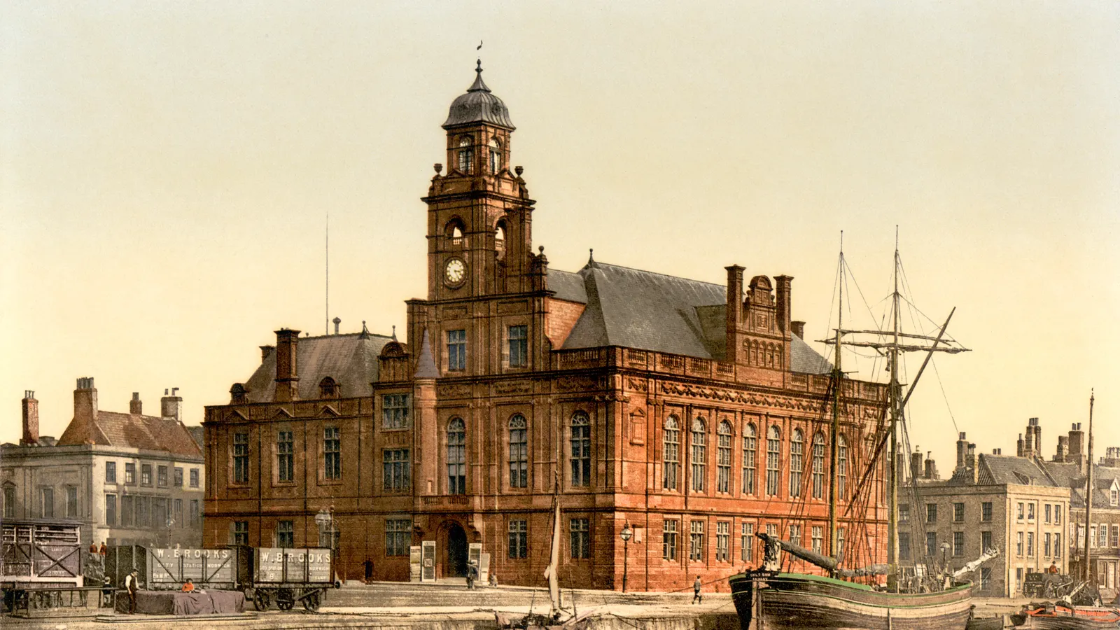 Hôtel de ville en brique rouge près d'un port à Yarmouth, en Angleterre, sur un photochrome ancien